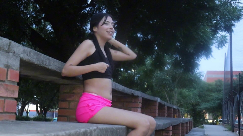 Vanessacoxxx: Aku pergi joging dan menemukan gadis langsing dengan tubuh aduhai...