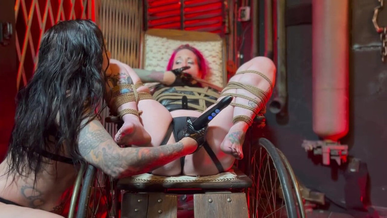 Lady Lazarus: Lano Svázané vibrátorem k židli bohyně Dita