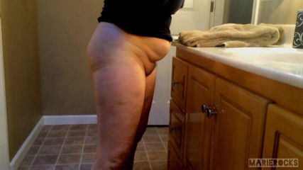 MarieRocks: 60+ GILF mostra il suo corpo sexy e il suo...