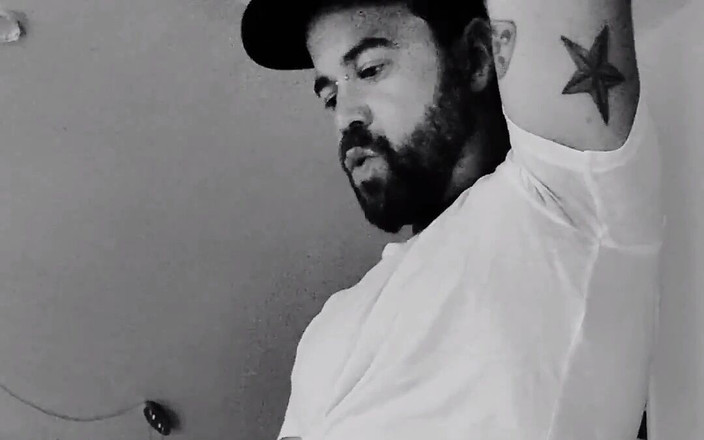 BonersDude: 肌肉发达的男同喜欢独奏自慰