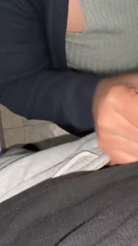 Ukazuje svůj penis dívce s velkým zadkem a oni skončí u sexu