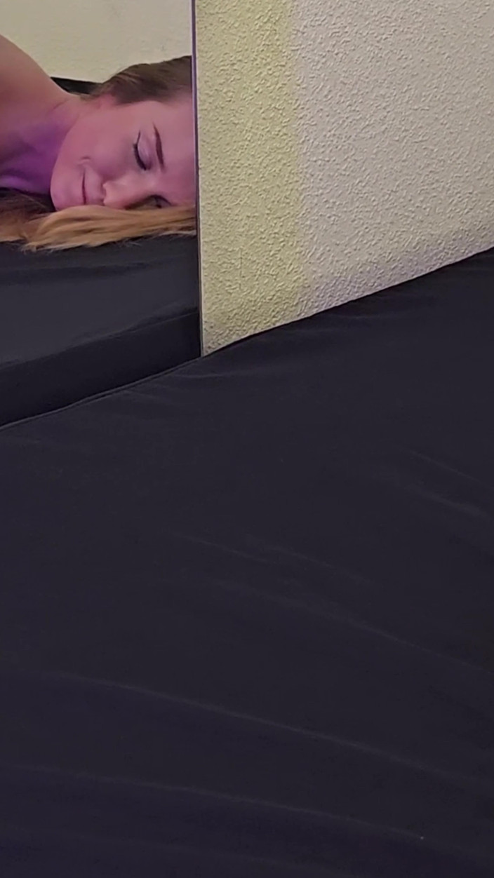 Alice Klay: 신성한 여성이 도기 스타일로 격렬하게 자위하며 진짜 오르가즘을 느낀다