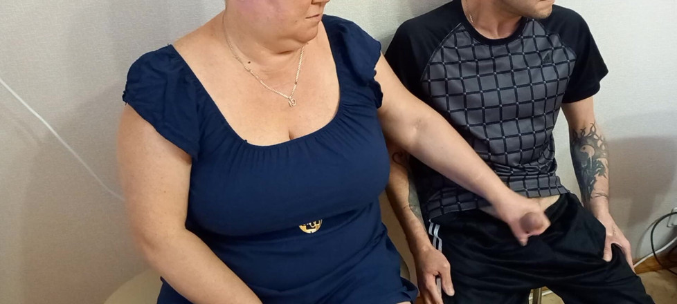 Zona901: Elle me branle la bite et m'aide à finir