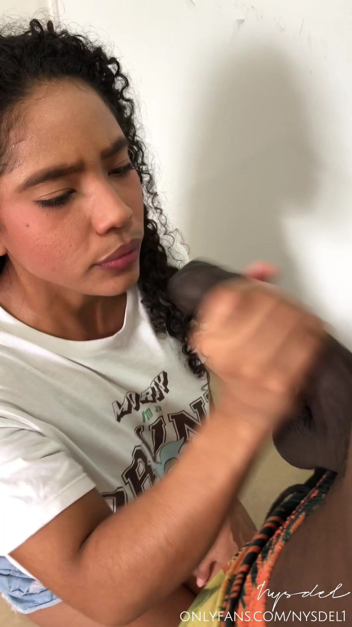 Nysdel: 浮気中の彼女がこっそり彼氏の親友にフェラチオをする - アマチュアカップル ニスデル