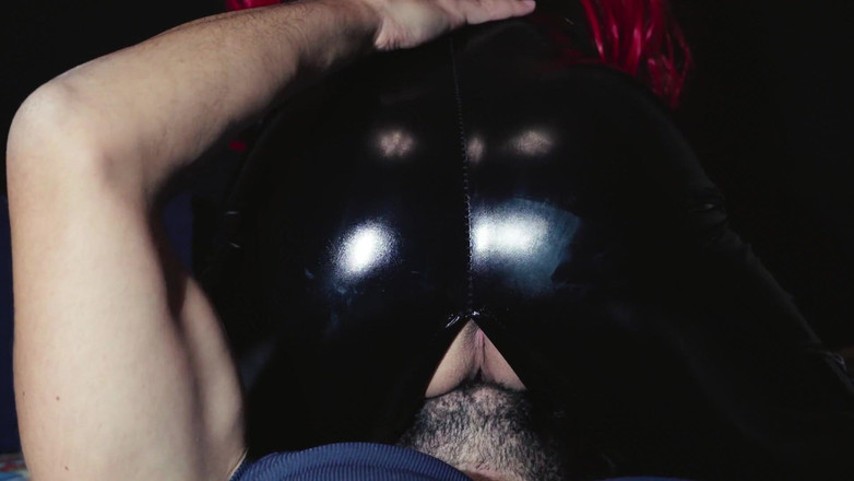 Jay_kate: Roodharige meid in latex gelikt tot een orgasme - video