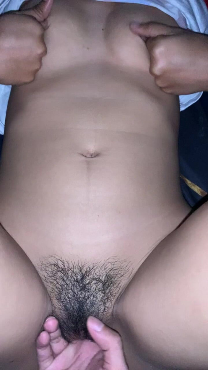 Indo Girl: Üvey kız kardeşimin kadını sarsılıp fışkırtana kadar mastürbasyon yapıyor