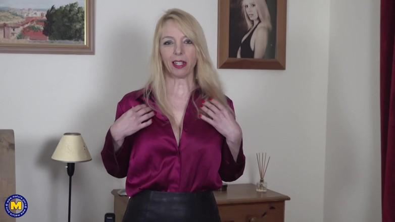 Mature NL: Big breasted MILF Lucy Gresty is taking of her blouse...