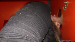 Cumdrinking Wife: Gloryhole Cum dump, zatímco manžílek zůstává doma - část 2