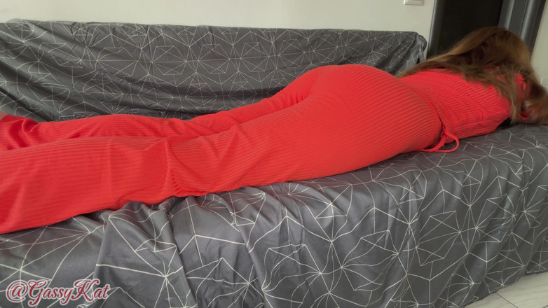 GassyKat: Kanepede seksi kırmızı kıyafetli osuruk fırtınası