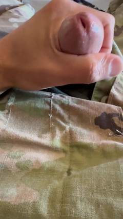 Gay Soldier Stuff: Un soldat de l’armée se branle dans son uniforme avec...