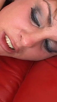 ブロンドの美女が膣を舐められ指で愛撫される