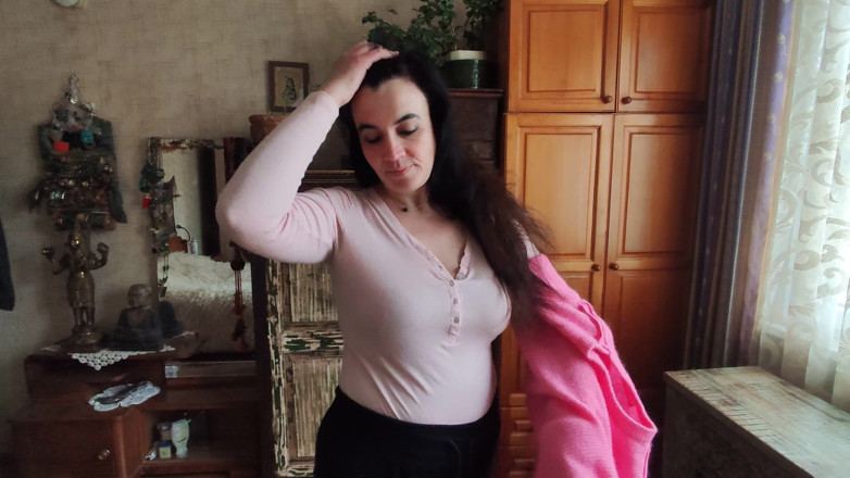 Hairy Homemade Amateur Orgasms: 私の服を脱いで、私の毛深いオマンコと垂れ下がったおっぱいを露わにする、43歳熟女