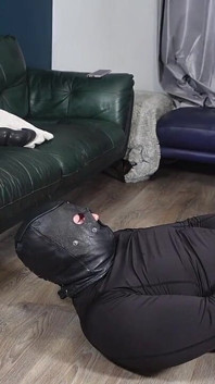 Tu devrais me craindre - lutte femdom avec plug anal