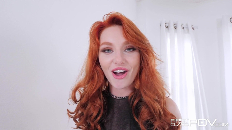 First Class POV: Lacy Lennon, superbe rousse, s'étire la chatte étroite en POV