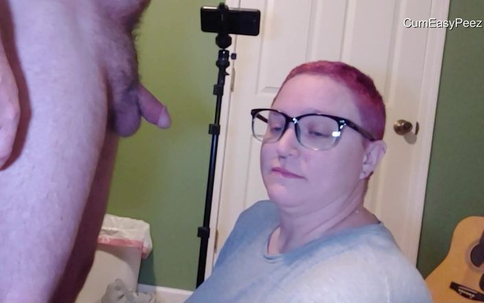 Cum and piss play fun!: Вона приймає навантаження в обличчя