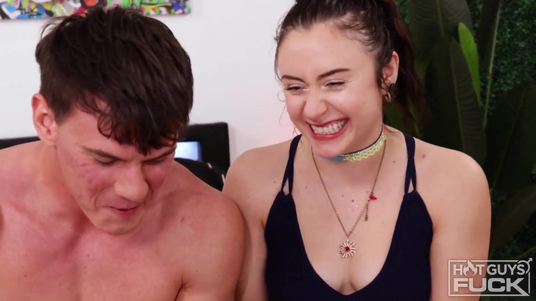 Hot Guys Fuck: 발정난 라티나를 벌리는 근육질의 남자