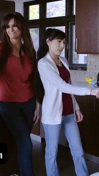 Üvey kız Judy Jolie ve büyük memeli üvey anne Becky Bandini ile tabu grup seks