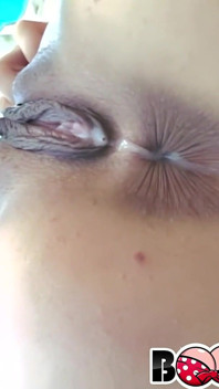 Michelle Honey S Obrovskými Kozami Vrhá Vibrátor U Bazénu