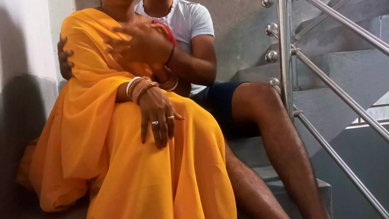 FireeCouple: 史上初のXXXクソRoshni Bhabhiに階段で立位ビデオ