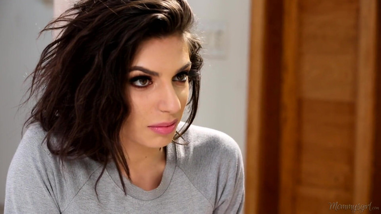 Mommy's Girl: Fata mamei vitrege - sex oral cu mama vitregă: prima parte