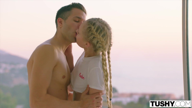 Tushy: Tushy Modelul super excitat este lărgit la o filmare