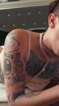 Con đĩ inked sully savage bị Kai Bailey nện sâu & thô bạo