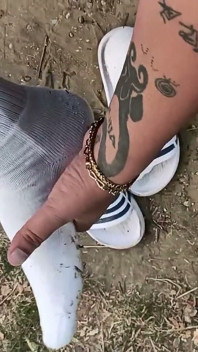 ทําให้ถุงเท้าสกปรกในสไลด์ - ถุงเท้าและสไลด์ที่ใช้แล้วและควยอ่อนไม่ขลิบ