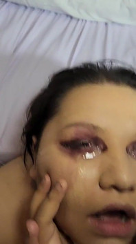 Ingoiare piscio, mettendomi sperma negli occhi, sparando sperma dal mio buco del culo e ingoialo