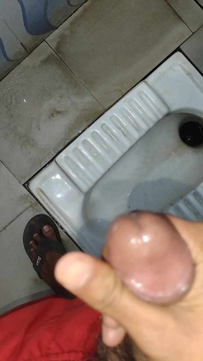 Adi T: Sexy chlap si masíroval penis rukou.