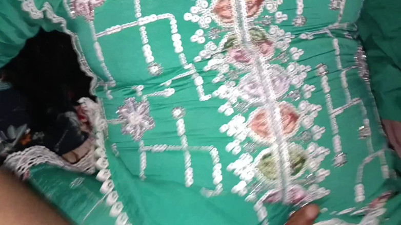 LateralChain349: สาวแขก Salwar สีเขียวตัวจริงเย็ดจัดหนักกับน้ําเงี่ยนไหลเยิ้ม - ถ่ายเอง