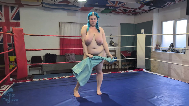 Alice_Mayflower_Scottish: Corriendo alrededor de un anillo de lucha libre - chica sola