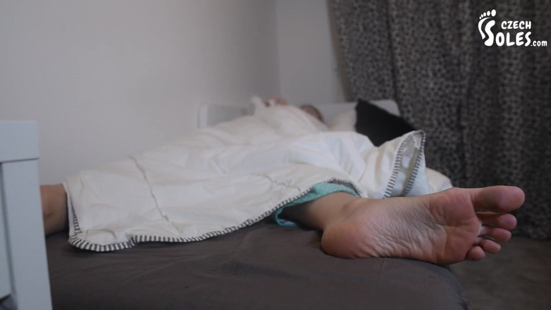 Czech Soles - foot fetish content: Üvey anne ve üvey kız yatakta çıplak ayaklar