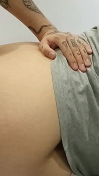 一个拉丁性感女孩知道如何让巨大的鸡巴射精！