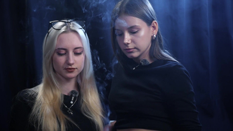 Russian Smokers: Zwei Frauen rauchen zusammen in einem dunklen Studio mit weicher...