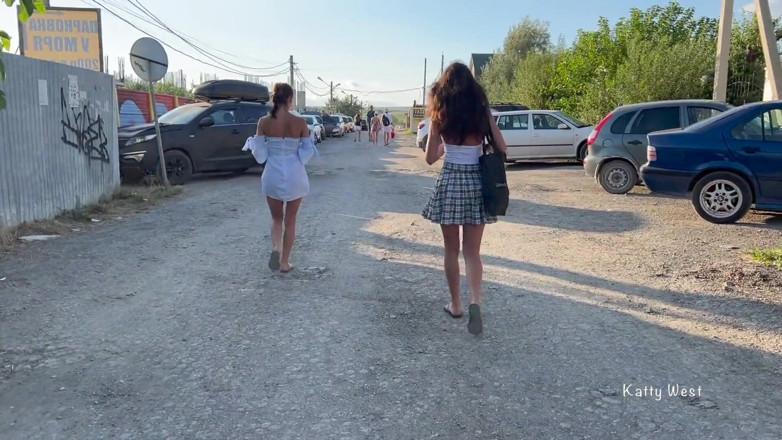 Katty West: Dos chicas entra sin bragas y muestran coños