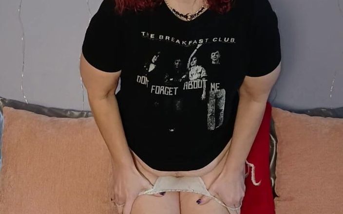 Elianna: Milf muestra bragas