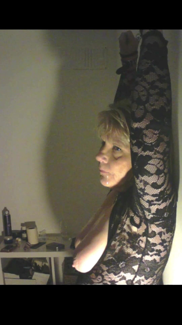 Milf-T: Anh ấy đang ở trong cái miệng mở của tôi