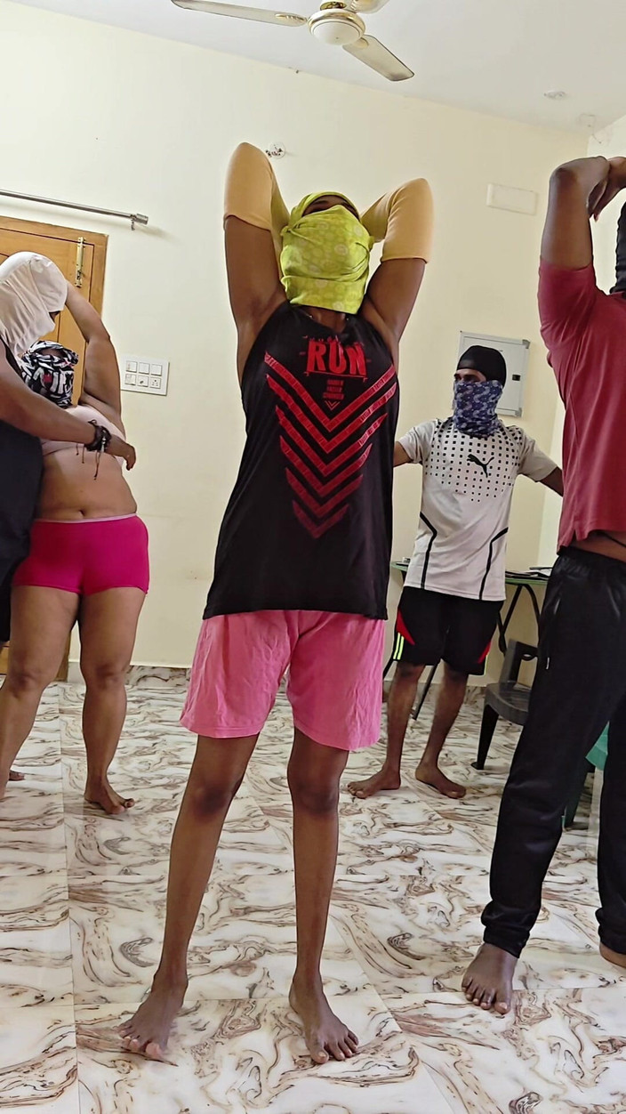 Thesana: Un entraîneur de boxe et une étudiante baisent leur belle-mère et...