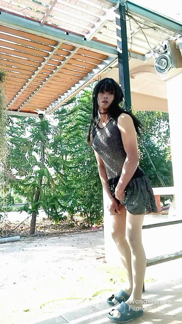 Menaiisd: Ukazuji mého sladkého ptáka v kalhotkách venku