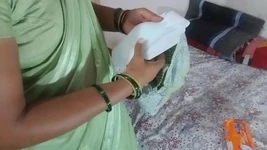 देसी मराठी आंटी एमसी पैड बदल रही है
