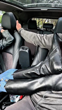 Adora Mis Zapatos En El Auto, Esclavo - Este Es Tu Lugar
