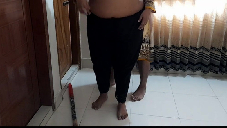 Aria Mia: मिस्र की मुस्लिम खूबसूरत विशालकाय आंटी कमरे की सफाई करते हुए बिस्तर के नीचे फंस जाती है फिर पड़ोसी उसकी मदद करता है और पीछे कुछ देता है