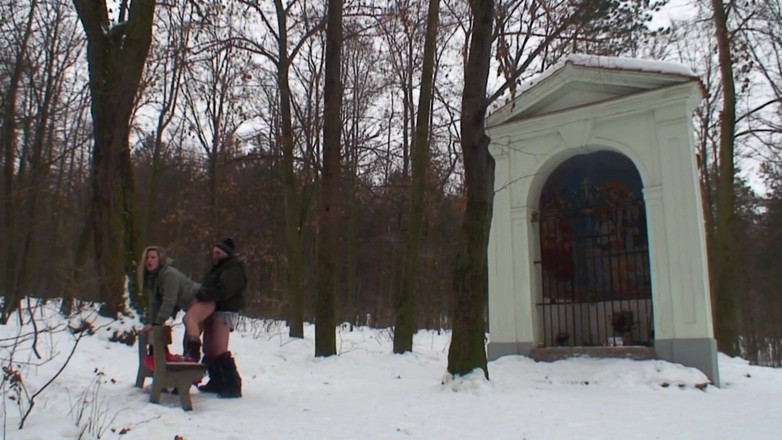 German amateur - 100% German hardcore videos: Mann holt blonde hure ab und fickt sie im schnee