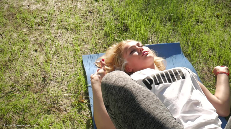 Russian Smokers: Sexy ruská dívka kouří cigaretu uvolněně venku