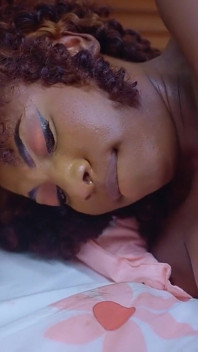 La tettona africana prova un nuovo dildo