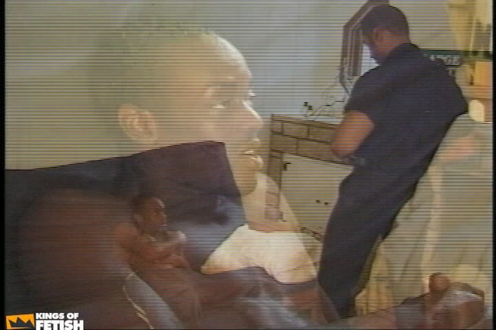 Gay Diaries: पुलिस आदमी का लंड चूसा जाता है और बड़े लंड वाले काले मर्द द्वारा गांड तोड़ी जाती है