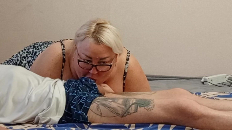 Zona901: Aku lagi asik nyepong kontol tetanggaku sampai crot di mulut