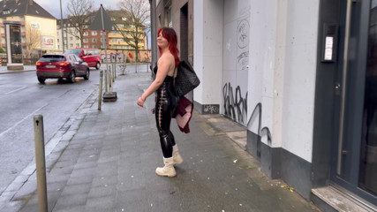 Femme Sandy: Exhibitionist Domme & Gedemütigter Sub: Königin Elena Zieht Blank, Dann Würgt...