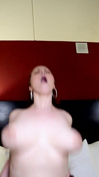 Zawieszony czarny ogier pieprzy Big Boob Violette Blakk w dupku