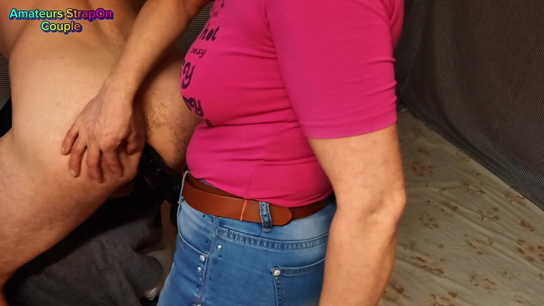 Skowirowi: Eigengemaakte nachtelijke sessie enorme dildo diep anaal van achteren beukend.